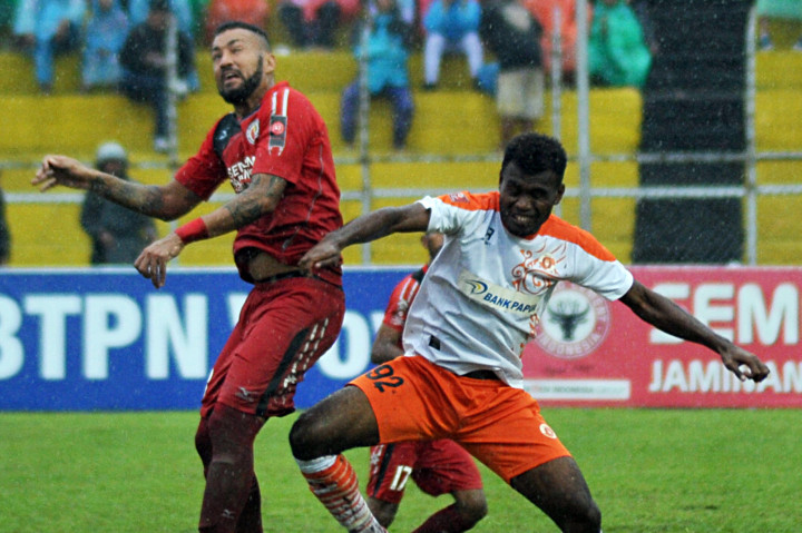 Pesepakbola Semen Padang FC, Marcel Sacramento (kiri) duel udara dengan pemain Perseru Serui, John Alex Wayoi (kanan), pada pertandingan lanjutan Torabika Soccer Championship (TSC) 2016 di Stadion GOR H Agus Salim, Padang, Rabu (12/10/2016)