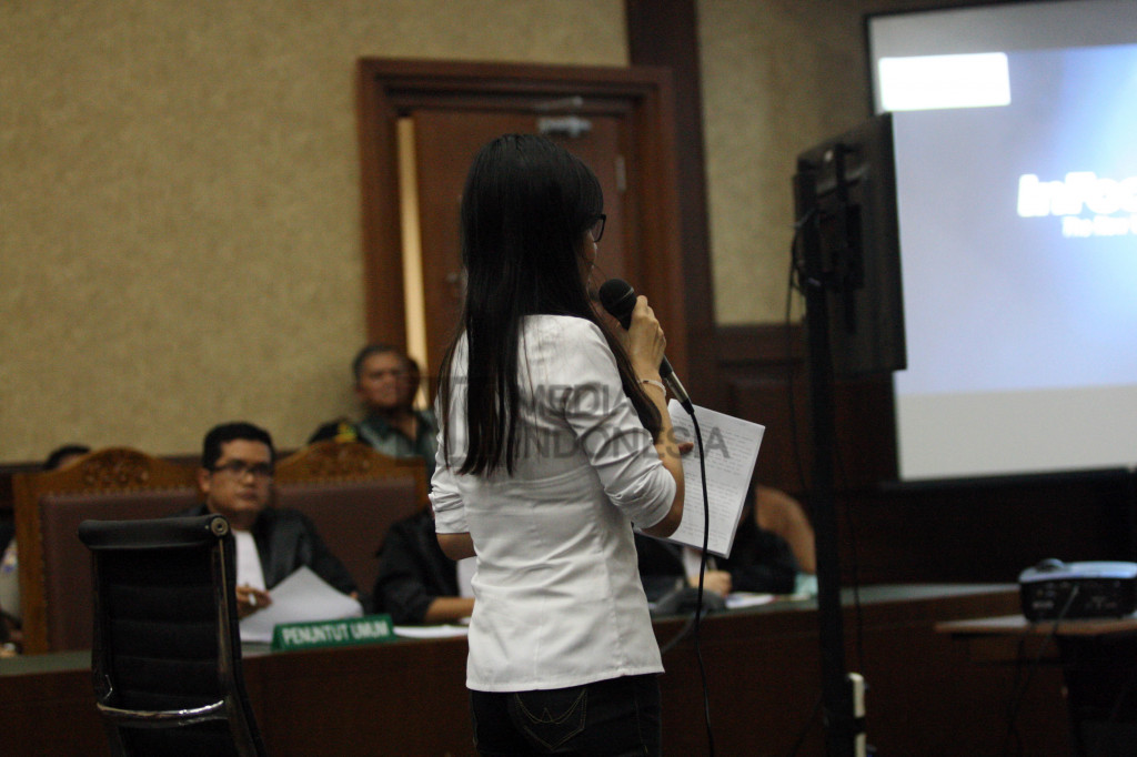 Terdakwa kasus dugaan pembunuhan Wayan Mirna Salihin, Jessica Kumala Wongso membacakan pledoi sambil menangis di Pengadilan Negeri Jakarta Pusat, Rabu (12/10/2016)