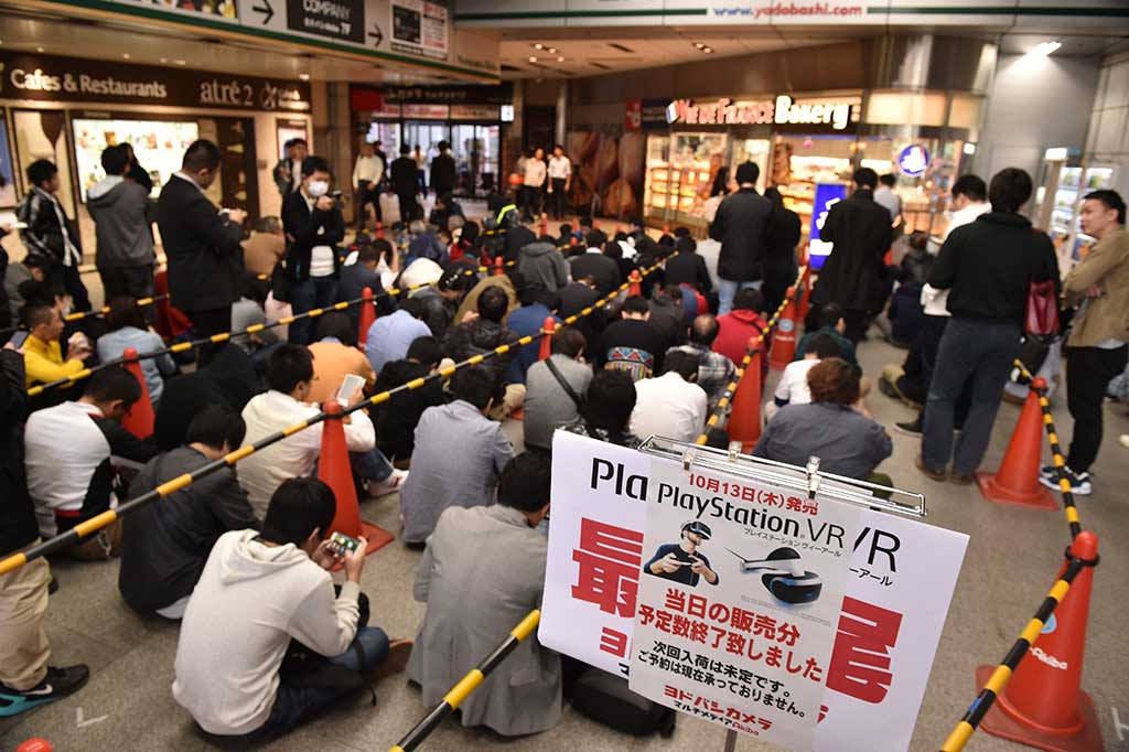 Penggemar game rela antre untuk mendapatkan PlayStation VR di depan sebuah toko ritel elektronik yang masih tutup di Tokyo, Jepang.