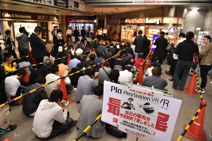 Penggemar game rela antre untuk mendapatkan PlayStation VR di depan sebuah toko ritel elektronik yang masih tutup di Tokyo, Jepang.