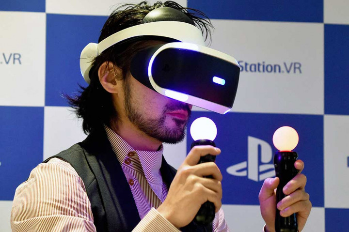 Aktor Jepang Takayuki Yamada mencoba PSVR saat peluncuran produk di showroom Sony di Tokyo.