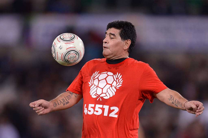 Diego Armando Maradona memperlihatkan skilnya jelang laga amal di Stadion Olimpico.