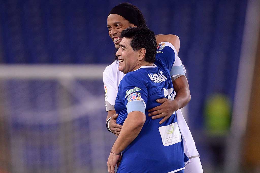 Ronaldinho bercanda dengan legenda sepak bola dunia Maradona.