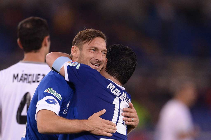 Totti melakukan selebrasi bersama Maradona usai mencetak gol.