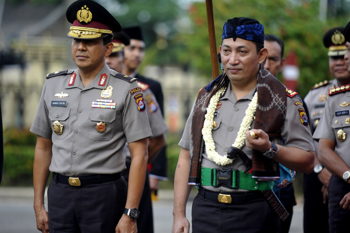 Mantan Kapolda Banten Brigjen Pol Ahmad Dofiri (kiri) bersama penggantinya Kombes Listyo Sigit Prabowo (kanan) mengikuti upacara tradisi pisah sambut di Mapolda Banten, di Serang, Kamis (13/10/2016)