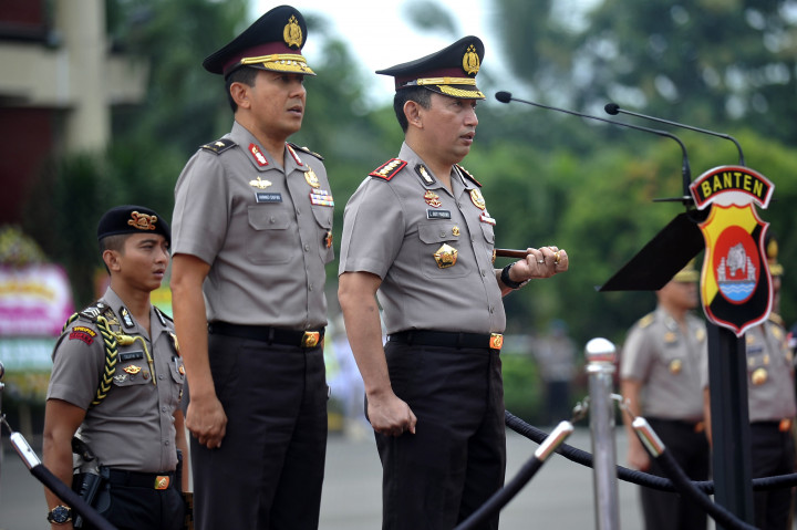 Mantan Kapolda Banten Brigjen Pol Ahmad Dofiri (kiri) bersama penggantinya Kombes Listyo Sigit Prabowo (kanan) mengikuti upacara serah terima jabatan (Sertijab) di Mapolda Banten, di Serang, Kamis (13/10/2016)