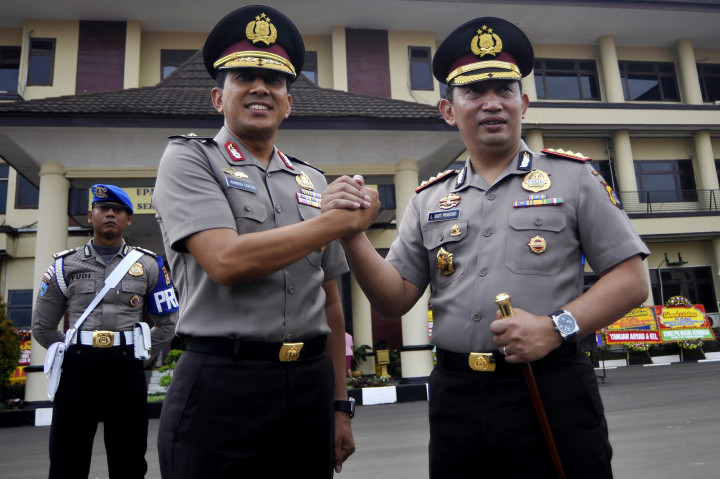 Mantan Kapolda Banten Brigjen Pol Ahmad Dofiri (kiri) melakukan salam komando dengan penggantinya Kombes Listyo Sigit Prabowo (kanan) usai mengikuti upacara serah terima jabatan (Sertijab) di Mapolda Banten, di Serang, Kamis (13/10/2016)
