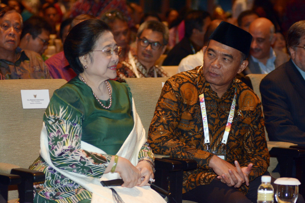 Mendikbud Muhadjir Effendy (kanan) berbincang dengan Presiden ke-5 RI Megawati Soekarno Putri saat pembukaan World Culture Forum 2016 di Nusa Dua, Bali, Kamis (13/10/2016)