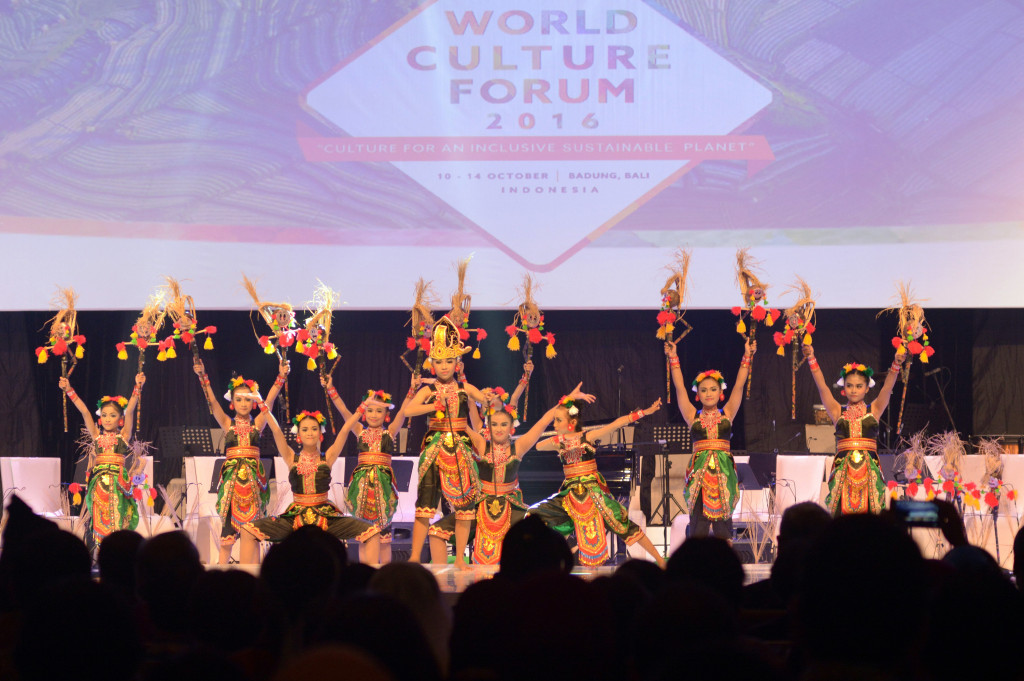Sejumlah seniman menampilkan Tari Jek Dong saat pembukaan World Culture Forum 2016 di Nusa Dua, Bali, Kamis (13/10/2016).
