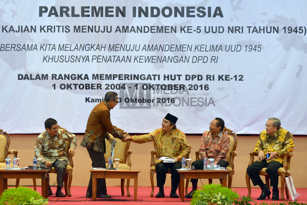 (dari kiri) Ketua Mahkamah Konstitusi RI periode 2013-2015 Hamdan Zoelva, Ketua DPD RI periode 2004-2009 Ginandjar Kartasasmita, Ketua MK periode 2003-2008 Jimly Asshiddiqie, Ketua Badan Pengembangan Kapasitas Kelembagaan (BPKK) DPD RI John Pieris, dan Ketua Kelompok DPD RI, Ketua Badan Pengkajian MPR RI Bambang Sadono hadir sebagai narasumber dalam seminar dalam rangka peringatan HUT ke-12 DPD di Gedung Nusantara IV, Kompleks Parlemen Senayan, Jakarta, Kamis (13/10/2016)