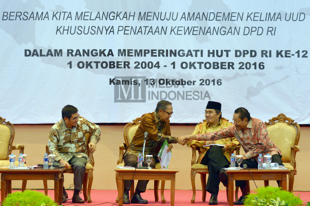 (dari kiri) Ketua Mahkamah Konstitusi RI periode 2013-2015 Hamdan Zoelva, Ketua DPD RI periode 2004-2009 Ginandjar Kartasasmita, Ketua MK periode 2003-2008 Jimly Asshiddiqie dan Ketua Badan Pengembangan Kapasitas Kelembagaan (BPKK) DPD RI John Pieris hadir sebagai narasumber dalam seminar dalam rangka peringatan HUT ke-12 DPD di Gedung Nusantara IV, Kompleks Parlemen Senayan, Jakarta, Kamis (13/10/2016)