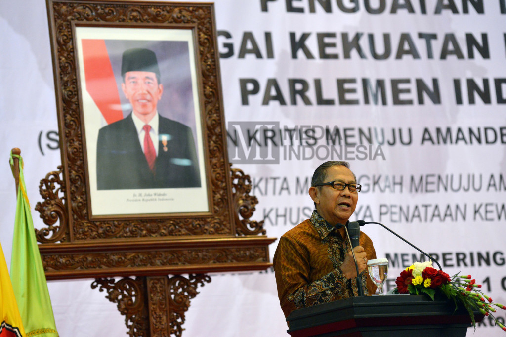 Ketua DPD RI periode 2004-2009 Ginandjar Kartasasmita menyampaikan pemaparan dalam seminar dalam rangka peringatan HUT ke-12 DPD di Gedung Nusantara IV, Kompleks Parlemen Senayan, Jakarta, Kamis (13/10/2016)