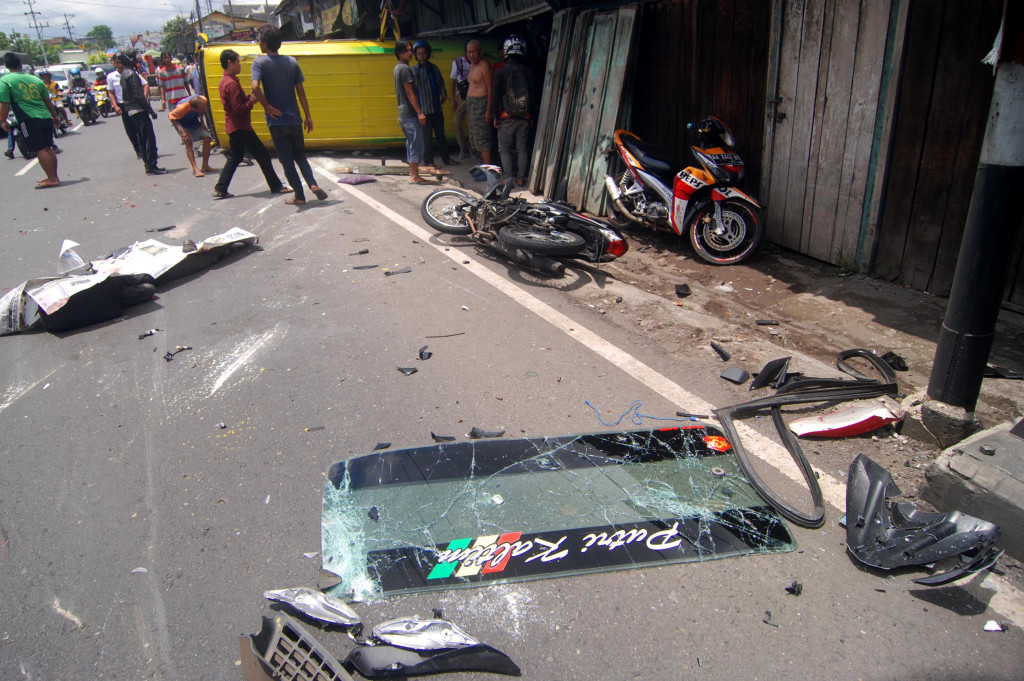 Kecelakaan minibus dan dua sepeda motor terjadi di Jalan Raya Semarang-Bawen KM 23, Ungaran, Kabupaten Semarang, Jawa Tengah, Kamis (13/10/2016)