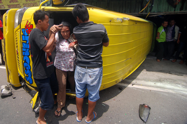 Sejumlah warga berusaha mengevakuasi penumpang korban kecelakaan dari dalam minibus di Jalan Raya Semarang-Bawen KM 23, Semarang, Jawa Tengah, Kamis (13/10/2016).
