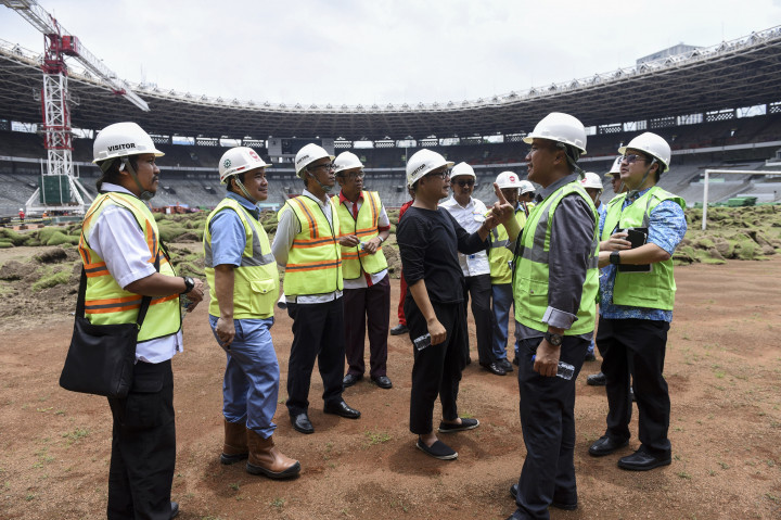 Menpora Imam Nahrawi (kedua kanan) bersama Ketua Tim Pelaksana Satgas Infrastruktur Asean Games Imam S. Ernawi (ketiga kanan) dan Deputi IV Bidang Peningkatan Prestasi Olahraga Kemenpora, Gatot S Dewa Broto (keempat kiri) meninjau renovasi Stadion GBK, Kamis (13/10/2016)