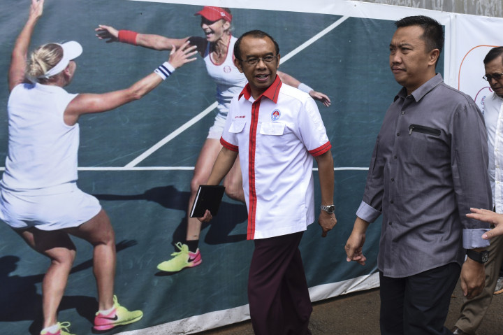 Menpora Imam Nahrawi (kanan) bersama Deputi IV Bidang Peningkatan Prestasi Olahraga Kemenpora Gatot S Dewa Broto berjalan saat meninjau renovasi Stadion GBK, Kamis (13/10/2016)