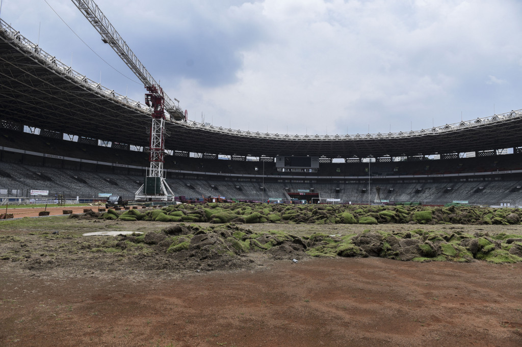 Suasana Stadion Utama GBK yang sedang direnovasi di Kompleks GBK, Jakarta, Kamis (13/10/2016)