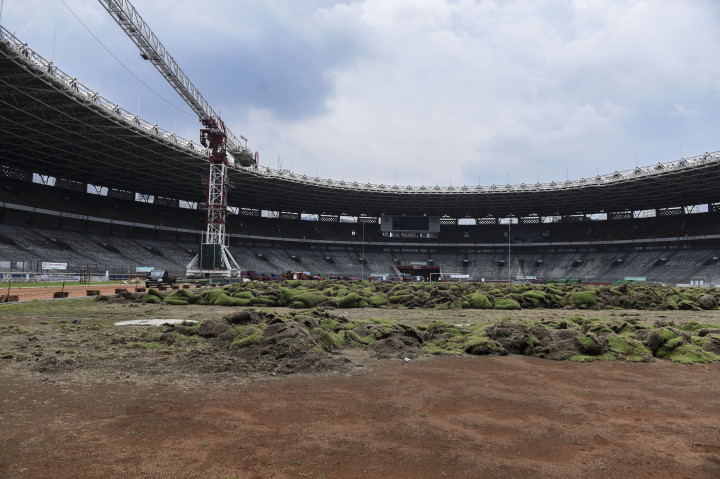 Suasana Stadion Utama GBK yang sedang direnovasi di Kompleks GBK, Jakarta, Kamis (13/10/2016)