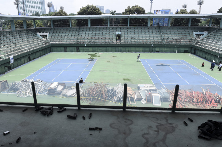 Suasana lapangan tenis Senayan yang sedang direnovasi di Kompleks GBK, Jakarta, Kamis (13/10/2016)