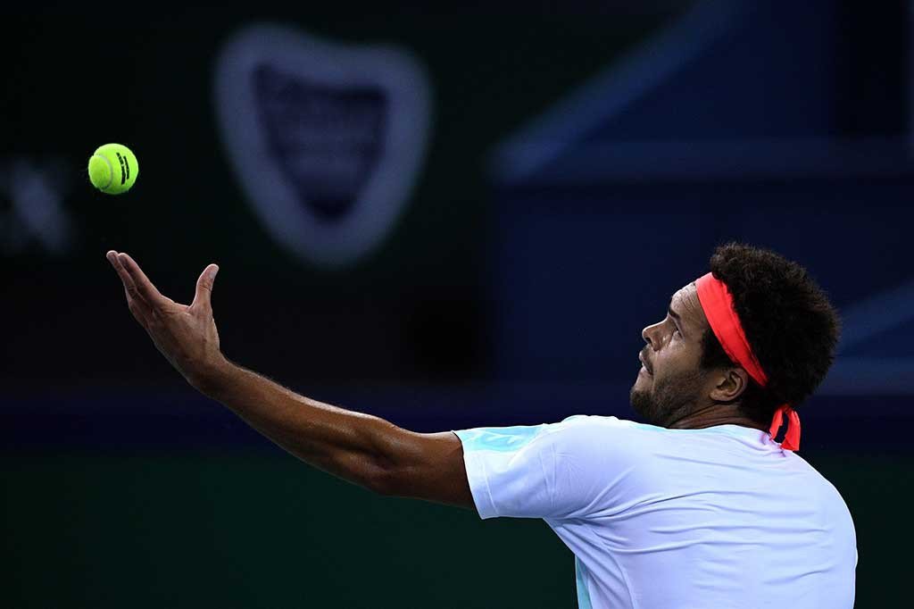 Jo-Wilfried Tsonga melancarkan servis ke arah Alexander Zverev.