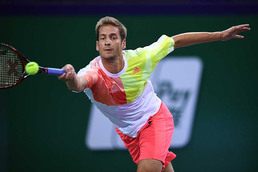 Zverev mencoba mengembalikan bola ke arah Tsonga.
