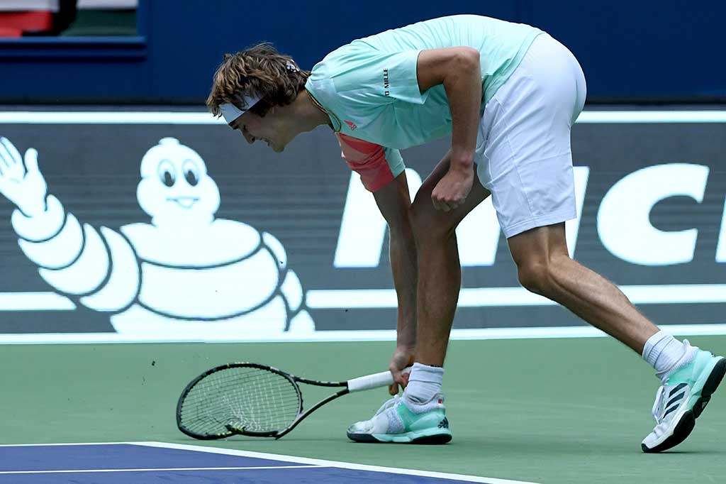 Zverev kecewa dengan membanting raketnya.