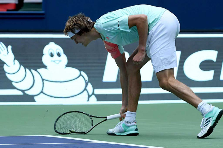 Zverev kecewa dengan membanting raketnya.