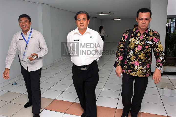 Anggota DPRD Kab. Padang Pariaman Salman Hardani (kanan) didampingi Ketua BNNP Sumbar Ali Azhar (tengahi) dan Kabag Humas BNN Slamet Pribadi tiba di Kantor BNN untuk menjalani tes labotarium di Jakarta, Kamis (13/10/2016)