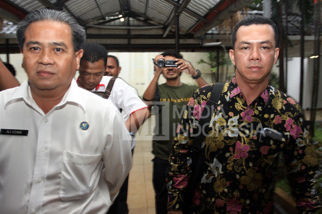 Anggota DPRD Kab. Padang Pariaman Salman Hardani (kanan), didampingi Ketua BNNP Sumbar Ali Azhar tiba di Kantor BNN untuk menjalani tes labotarium di Jakarta, Kamis (13/10/2016)
