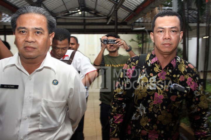 Anggota DPRD Kab. Padang Pariaman Salman Hardani (kanan), didampingi Ketua BNNP Sumbar Ali Azhar tiba di Kantor BNN untuk menjalani tes labotarium di Jakarta, Kamis (13/10/2016)