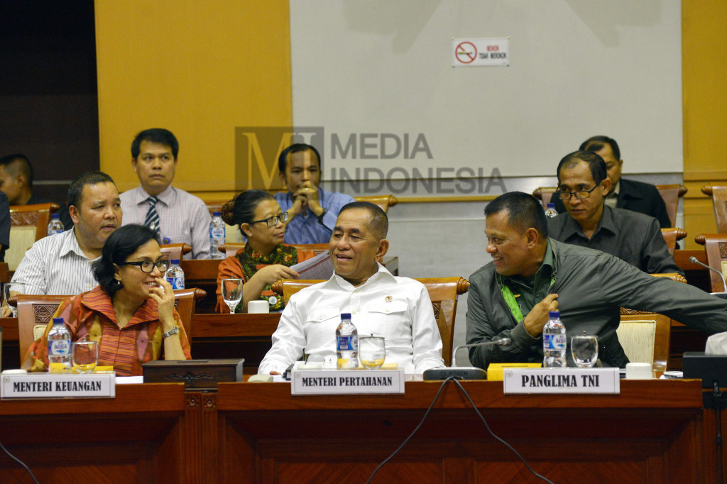 Menteri Pertahanan Ryamizard Ryacudu (tengah) bersama Menteri Keuangan Sri Mulyani (kiri) dan Panglima TNI Jenderal Gatot Nurmantyo saat hadir dalam rapat kerja dengan Komisi I DPR di Gedung Nusantara III, Kompleks Parlemen Senayan, Jakarta, Kamis (13/10/2016
