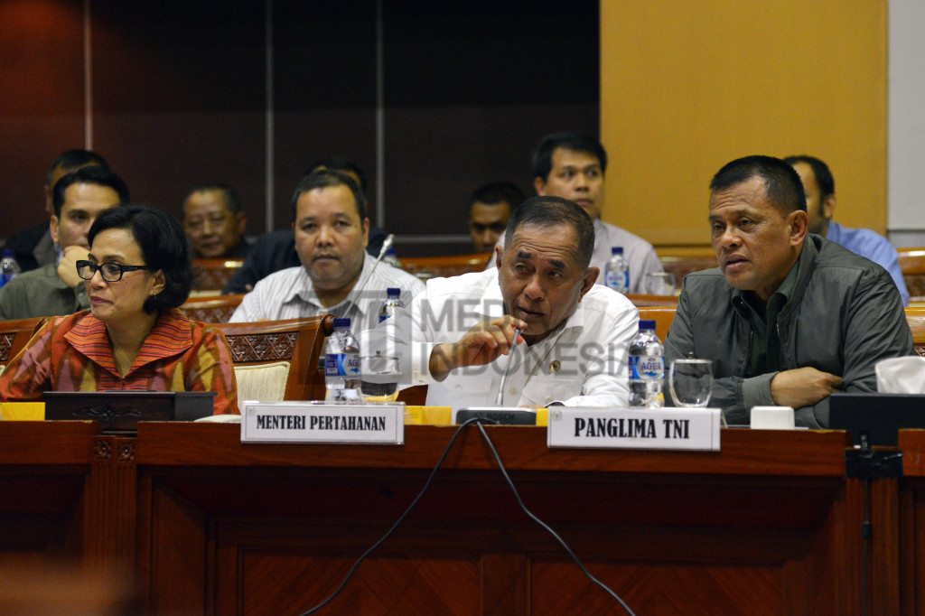 Menteri Pertahanan Ryamizard Ryacudu (tengah) bersama Menteri Keuangan Sri Mulyani (kiri) dan Panglima TNI Jenderal Gatot Nurmantyo saat hadir dalam rapat kerja dengan Komisi I DPR di Gedung Nusantara III, Kompleks Parlemen Senayan, Jakarta, Kamis (13/10/2016)
