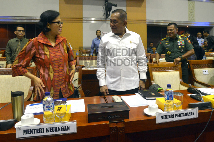 Menteri Pertahanan Ryamizard Ryacudu (tengah) bersama Menteri Keuangan Sri Mulyani (kiri) dan Panglima TNI Jenderal Gatot Nurmantyo saat hadir dalam rapat kerja dengan Komisi I DPR di Gedung Nusantara III, Kompleks Parlemen Senayan, Jakarta, Kamis (13/10/2016)