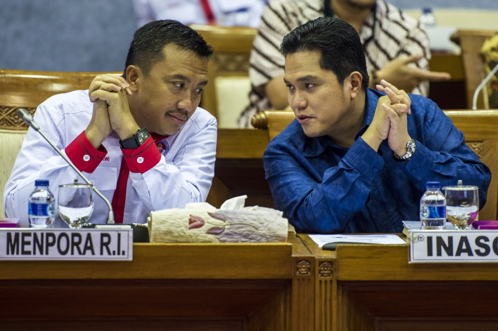 Menpora Imam Nahrawi (kiri) berbincang dengan Ketua Indonesia Asian Games Organizing Committee (INASGOC) Erick Thohir sebelum rapat kerja dengan Komisi X DPR di Komplek Parlemen Senayan, Jakarta, Kamis (13/10/2016)