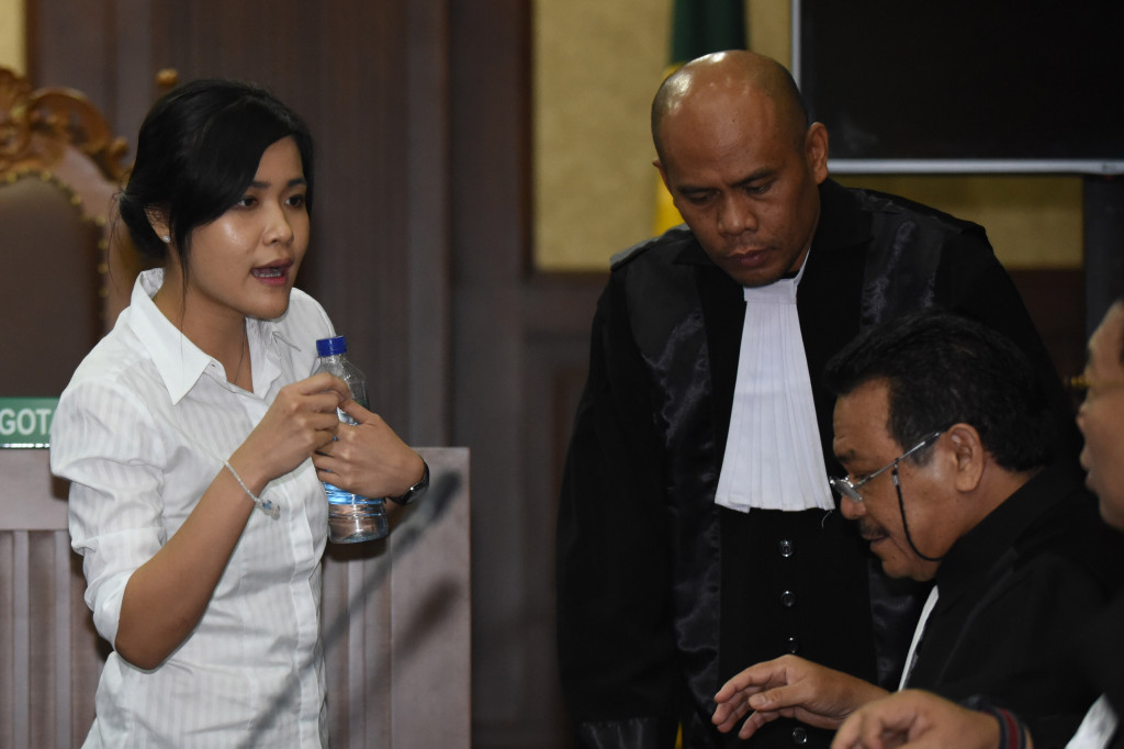 Terdakwa kasus dugaan pembunuhan Wayan Mirna Salihin, Jessica Kumala Wongso (kiri) berdiskusi dengan kuasa hukumnya disela sidang lanjutan di Pengadilan Negeri Jakarta Pusat, Kamis (13/10/2016)