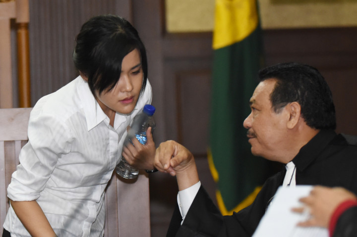 Terdakwa kasus dugaan pembunuhan Wayan Mirna Salihin, Jessica Kumala Wongso (kiri) berdiskusi dengan kuasa hukumnya disela sidang lanjutan di Pengadilan Negeri Jakarta Pusat, Kamis (13/10/2016)