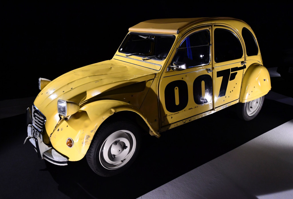 Citroen 2 CV yang menemani Roger Moore memerankan James Bond dalam film