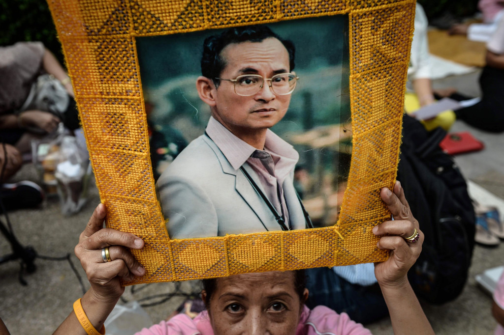 Seorang warga Thailand membawa foto Raja Bhumibol Adulyadej di Rumah Sakit Siriraj, Bangkok tempat Raja Bhumibol dirawat.