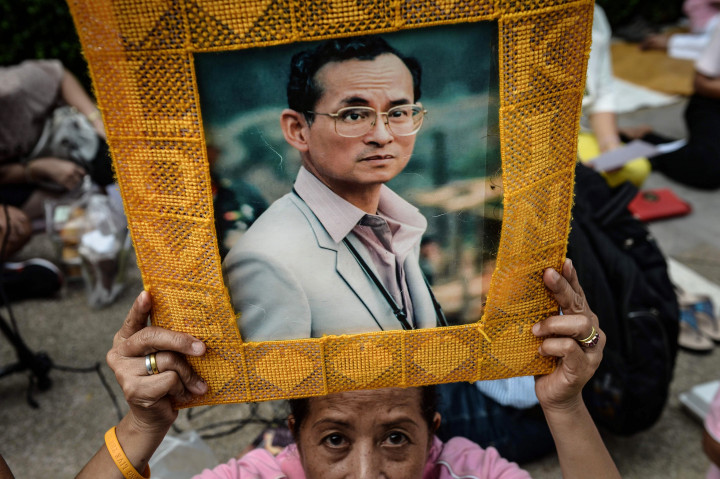 Seorang warga Thailand membawa foto Raja Bhumibol Adulyadej di Rumah Sakit Siriraj, Bangkok tempat Raja Bhumibol dirawat.