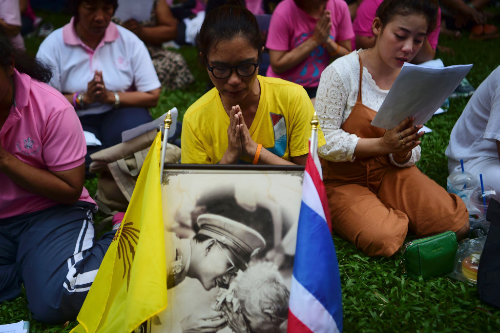 Seorang warga mendoakan Raja Bhumibol Adulyadej saat dirawat di Rumah Sakit Siriraj, Bangkok
