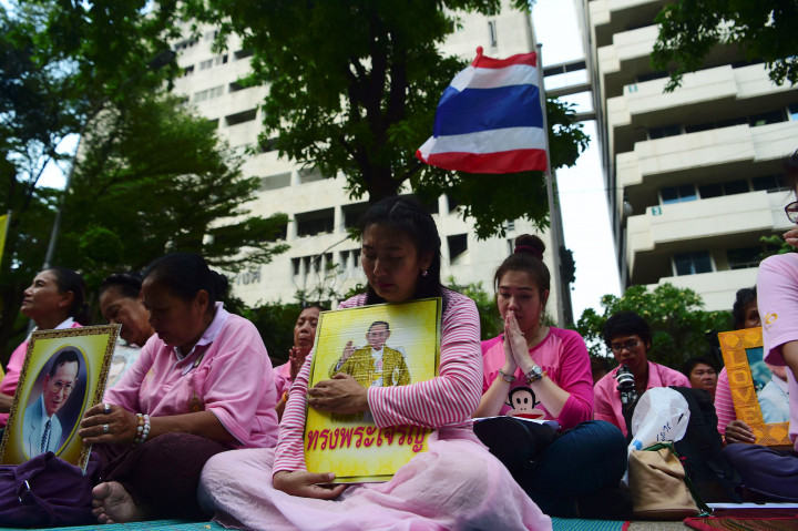 Seorang warga memeluk foto Raja Bhumibol Adulyadej