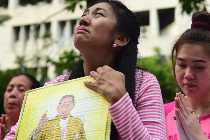Seorang warga menangis atas wafatnya Raja Bhumibol Adulyadej