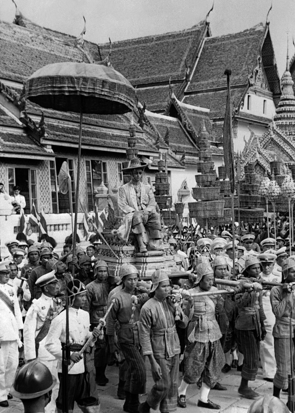 Raja Bhumibol Adulyadej diusung dengan tandu kerajaan seusai upacara peresmiannya sebagai raja Thailand pada 5 Mei 1950.