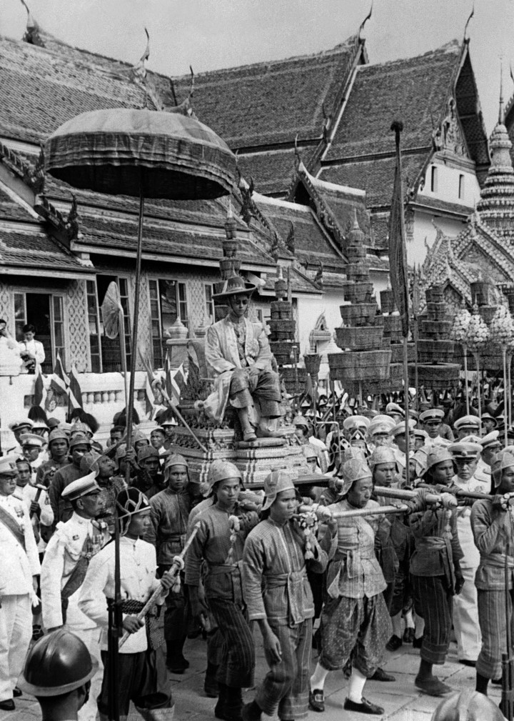 Raja Bhumibol Adulyadej diusung dengan tandu kerajaan seusai upacara peresmiannya sebagai raja Thailand pada 5 Mei 1950.