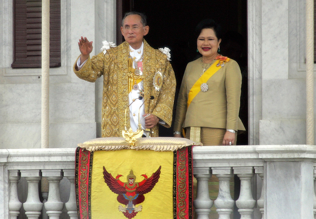 Raja Bhumibol Adulyadej dan Ratu Sirikit menyapa warga Thailand dari balkon Istana pada 9 Juni 2006.
