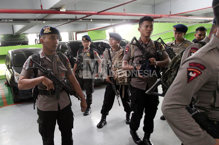 Tim penyidik Direktorat Reserse Kriminal Khusus (Reskrimsus) mengambil data rekaman CCTV dari lantai 6 dan 12 Kantor Kemenhub, Jakarta, Kamis (13/10/2016)