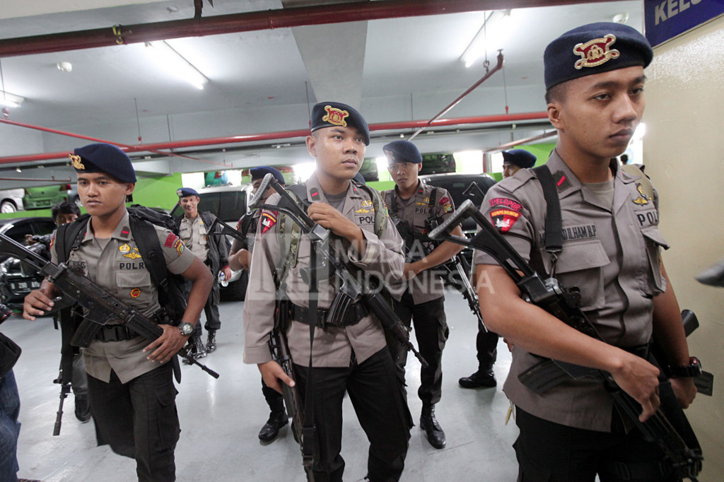 Tim penyidik Direktorat Reserse Kriminal Khusus (Reskrimsus) mengambil data rekaman CCTV dari lantai 6 dan 12 Kantor Kemenhub, Jakarta, Kamis (13/10/2016)