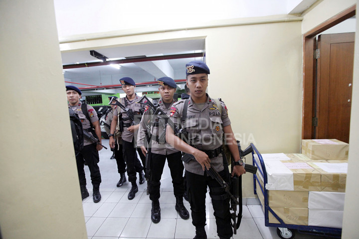 Tim penyidik Direktorat Reserse Kriminal Khusus (Reskrimsus) mengambil data rekaman CCTV dari lantai 6 dan 12 Kantor Kemenhub, Jakarta, Kamis (13/10/2016)