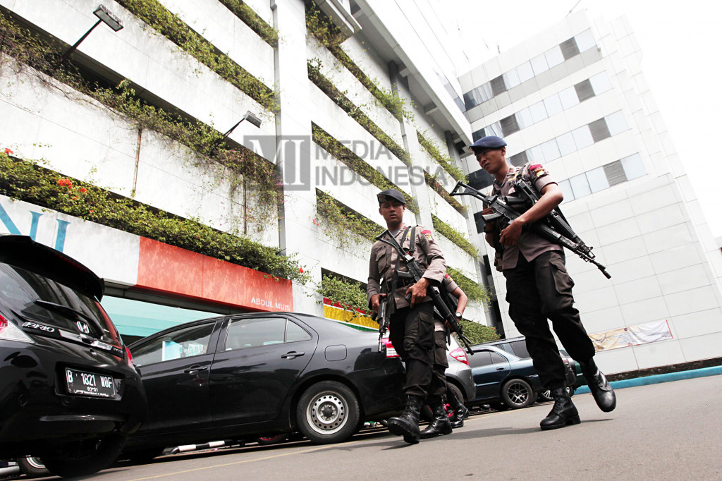 Angota polisi berjaga di Kantor Kementerian Perhubungan (Kemenhub), Jakarta, Kamis (13/10).