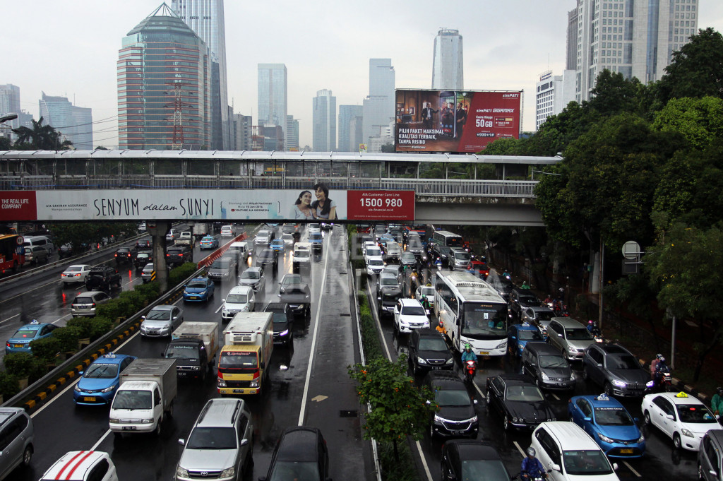 Sejumlah kendaraan terjebak kemacetan di Jalan Gatot Subroto, Jakarta, Kamis (13/10/2016)